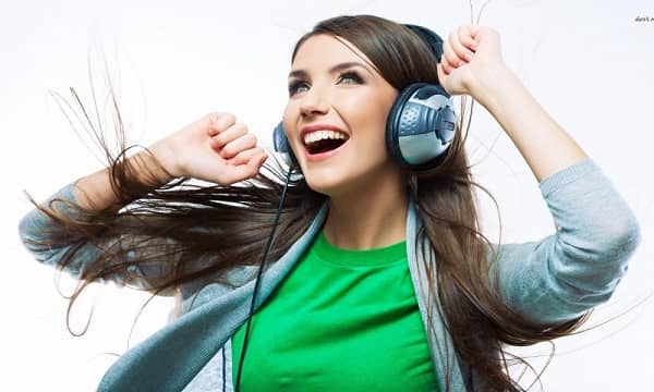 گوش دادن به موسیقی یکی از روش های افزایش خلاقیت مغز
